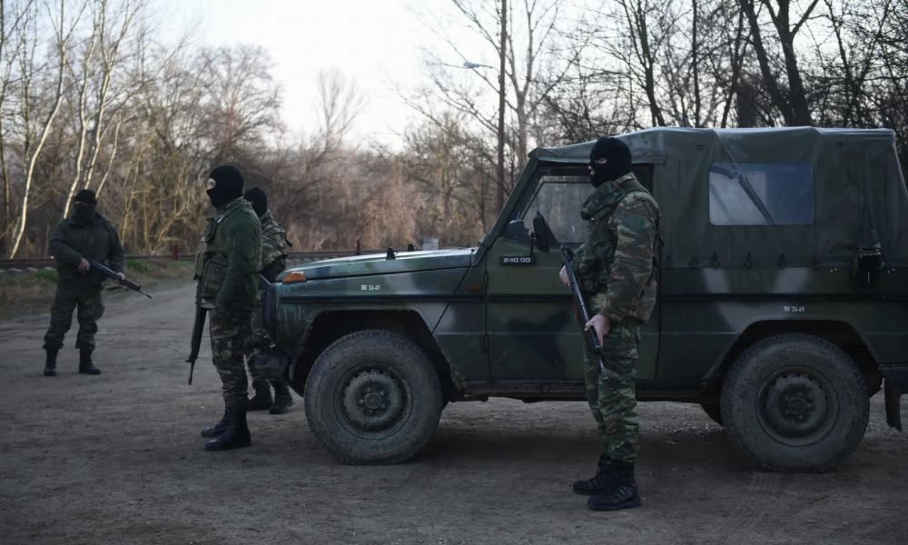 Eθελοντές των ΕΔ από την Κρήτη πάνε στον Έβρο: Πράκτορες της ΜΙΤ πετάνε χημικά στα ΜΑΤ - Δημιουργούν φράχτη οι Τούρκοι